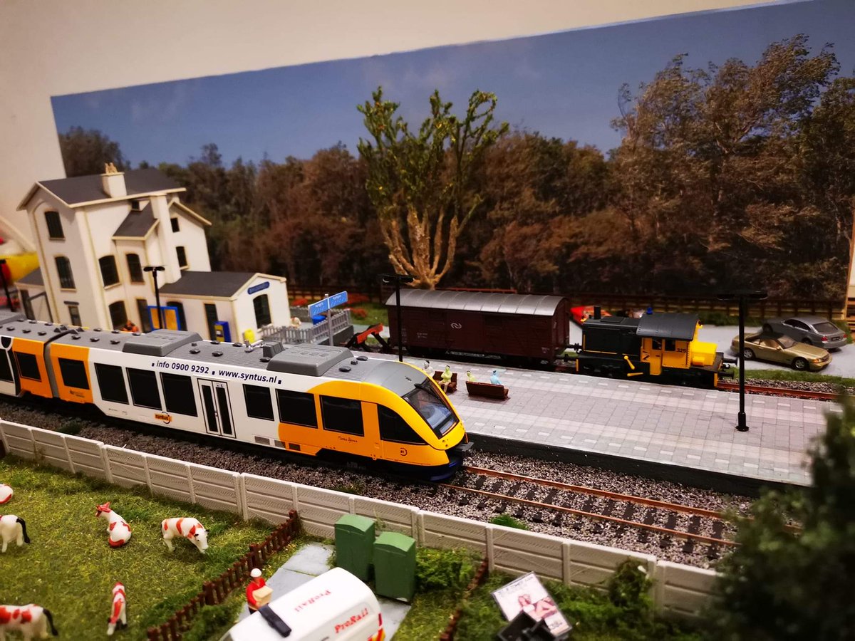 WesleyPieterse2's tweet photo. Goedemorgen, laatste dagje werken, morgen vrij en dan nog wat herstel werkzaamheden aan de diorama's voor het Schiedam’s Modelspoor Festival van MSV schiespoor waar ik dit weekend sta.

#trein #treinleven #modelspoor #modeltrein #h0 #modelbahn #modelrailway #modeltrains https://t.co/zCt8ljXrps