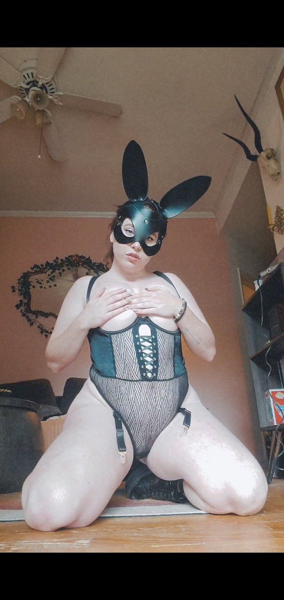 RowanEmerson's tweet photo. I need to shoot with this mask soon 🐰🖤 https://t.co/Yo0oJtJ0hH