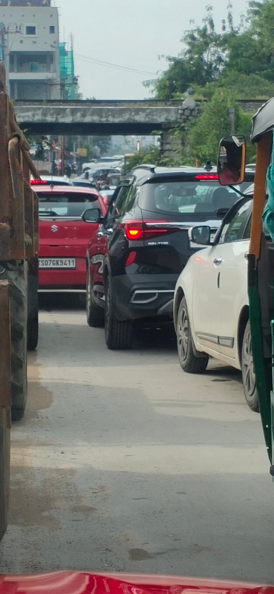 SubramanyaRKM's tweet photo. @CYBTRAFFIC 
I would like to bring to your notice the traffic congestion happening very frequently at the road under the railway track near my home mangala.

This road needs your attention as it is being widely used now a days. Pls arrange a signal or policemen to regulate. https://t.co/RwZOBWiAxK