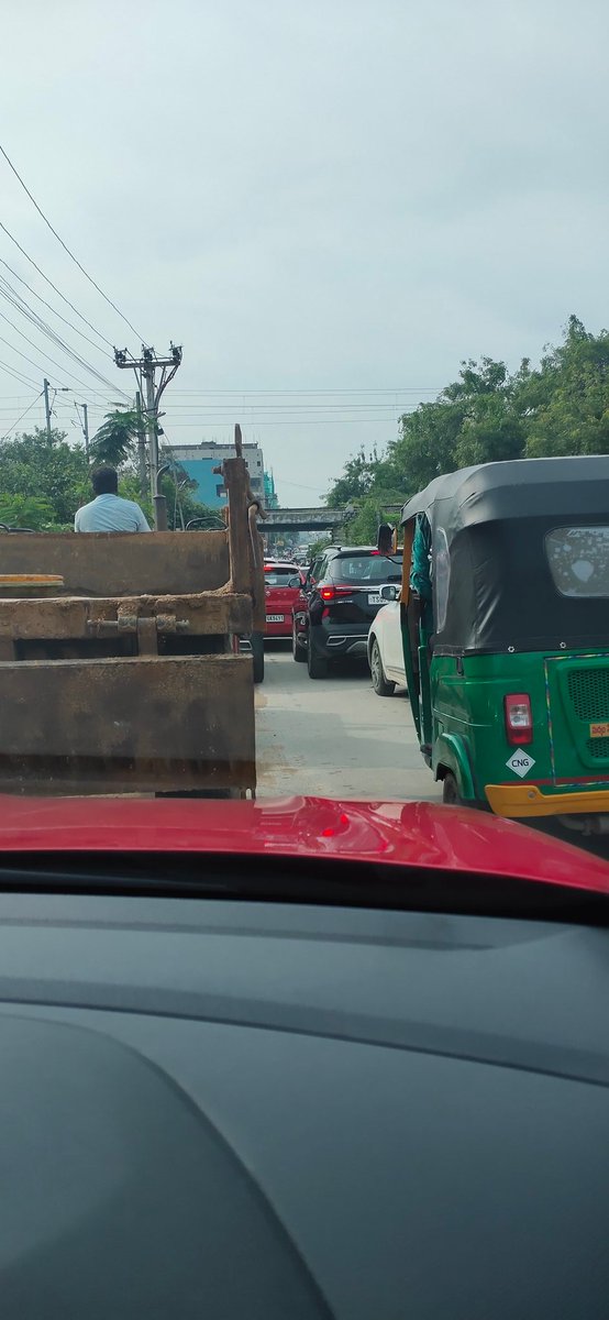 SubramanyaRKM's tweet photo. @CYBTRAFFIC 
I would like to bring to your notice the traffic congestion happening very frequently at the road under the railway track near my home mangala.

This road needs your attention as it is being widely used now a days. Pls arrange a signal or policemen to regulate. https://t.co/RwZOBWiAxK