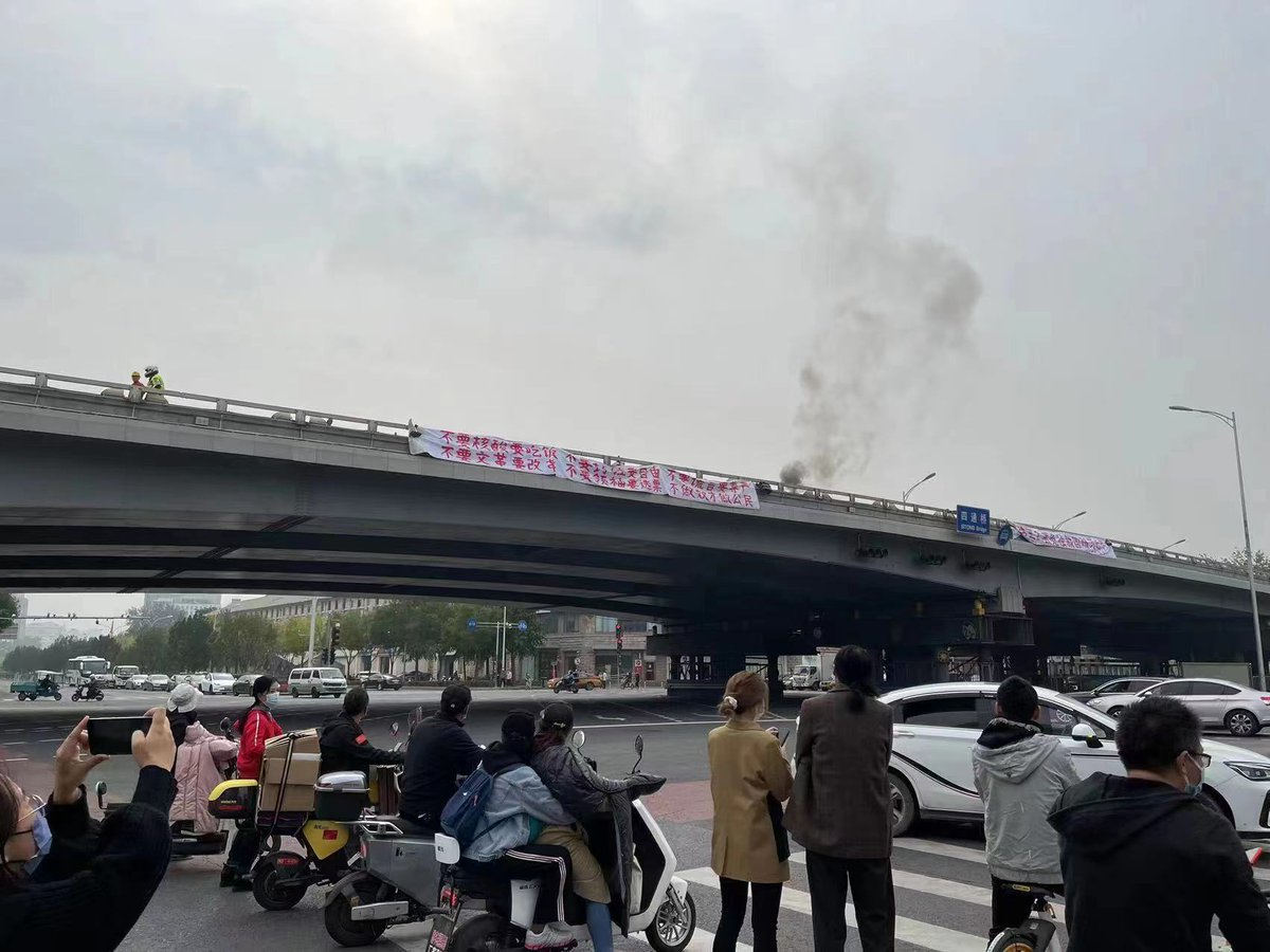 今天的一次突发事件。有人在高架桥上挂标语，上面写道：“不要核酸要吃饭，不要封控要自由，不要谎言要尊严，不要文革要改革，不要领袖要选票，不做奴才做公民。”好像还点火烧了什么。具体地点、详情不明。
