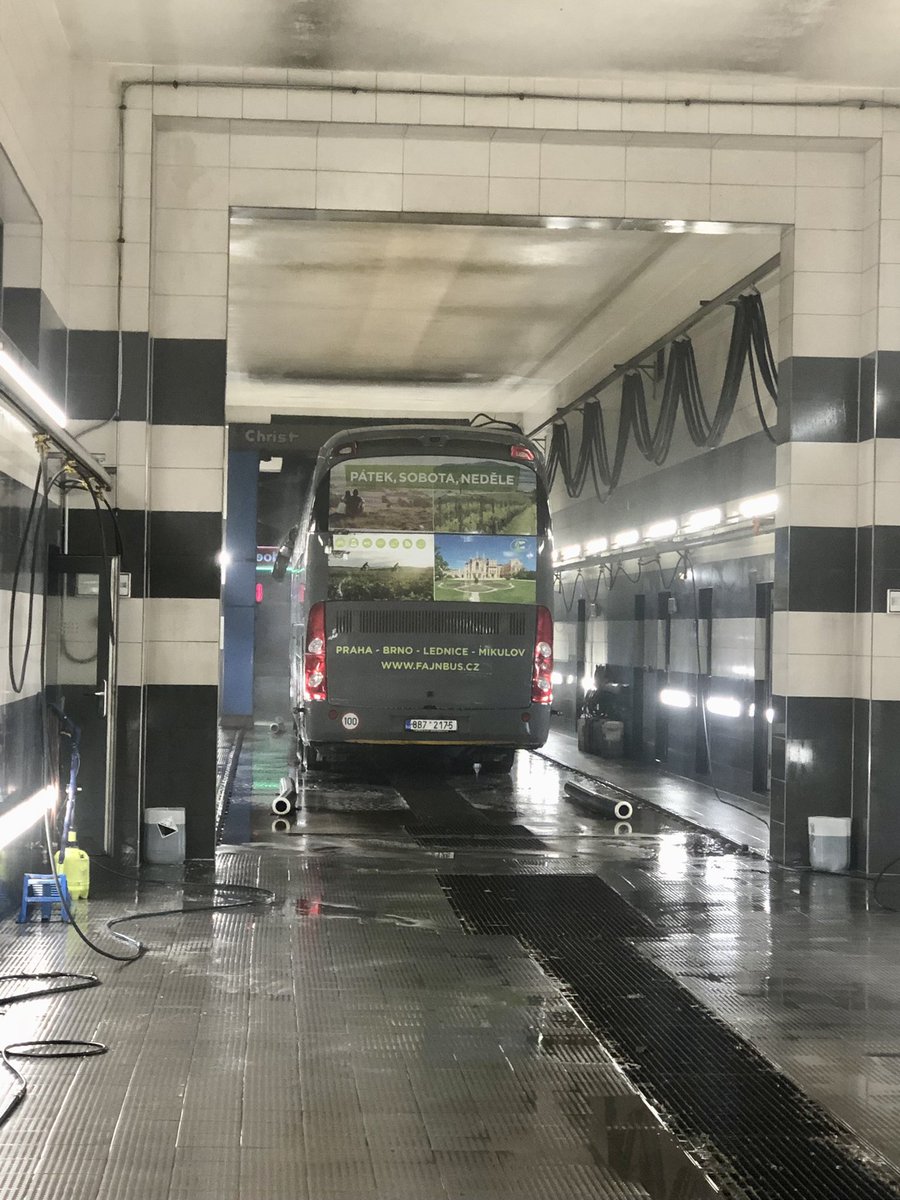 fajnbus's tweet photo. Něco ze zákulisí - takhle probíhá očista 🫧 🧽🛁 těch našich vozidel 🚌, aby pro vás vyjely krásně čisté..
#fajnbus #zakulisi #ocista #myti #mytibusu #fajnbuszakulisi #jaktofunguje #namoravufajnbusem #mikulovfajnbusem https://t.co/MaiBw4ENkh