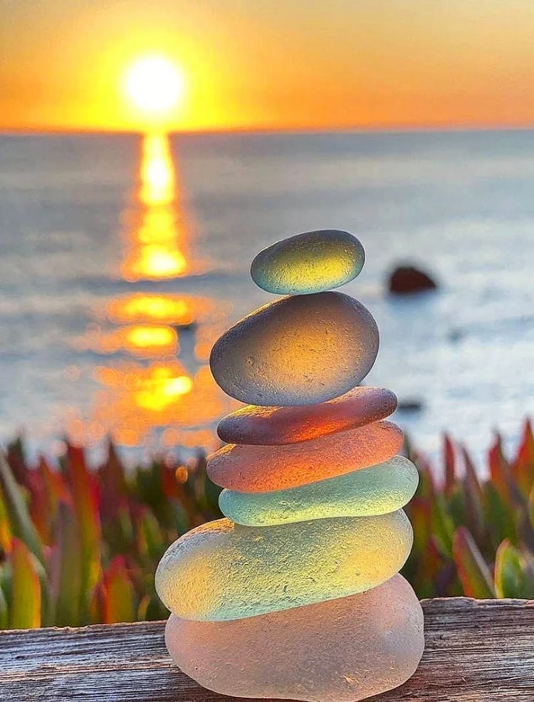 saifkha82798069's tweet photo. Under the blue California sky and brilliant sunshine, the colorful translucent glass rocks on the beach were illuminated with a fantastic sparkle. https://t.co/HtRzXwf4OE