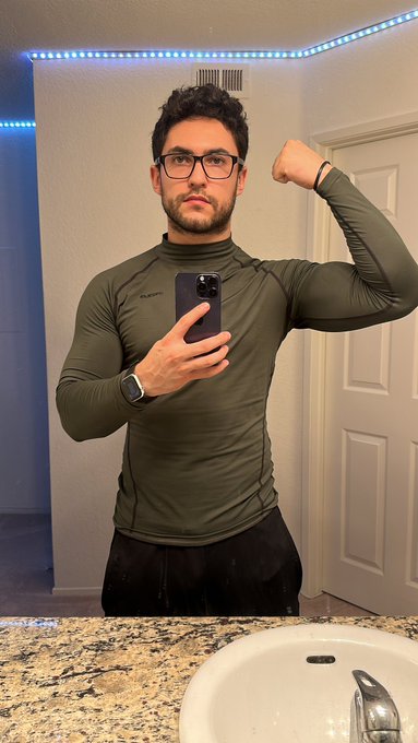 Dressed in one of my Halloween costumes; gym bro 💪🏻 https://t.co/lhsaTH2EwQ