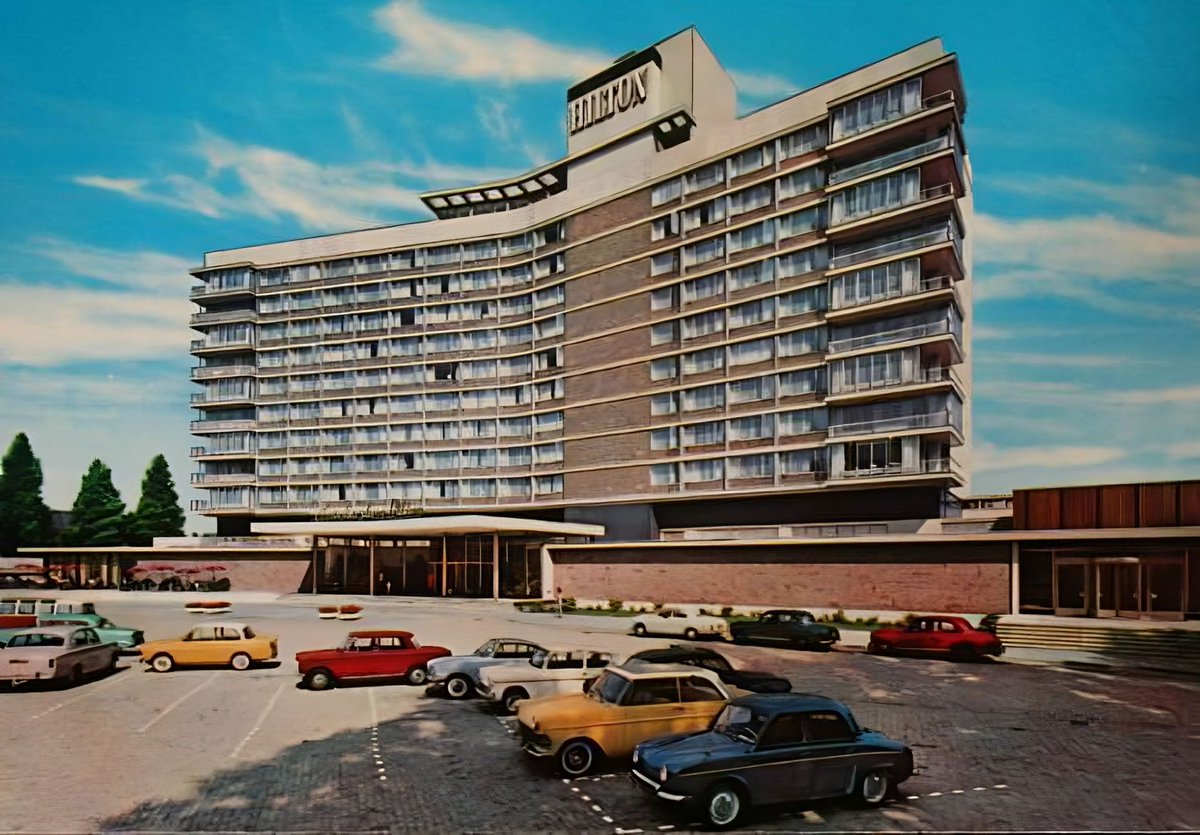 Vandaag in 1919 werd architect Frederik Willem de Vlaming geboren. Zijn bekendste werk...

Het Hilton (1958) aan de Apollolaan in Amsterdam. Hij ontwierp dit Rijksmonument met Hugh Maaskant en Harry Salm.