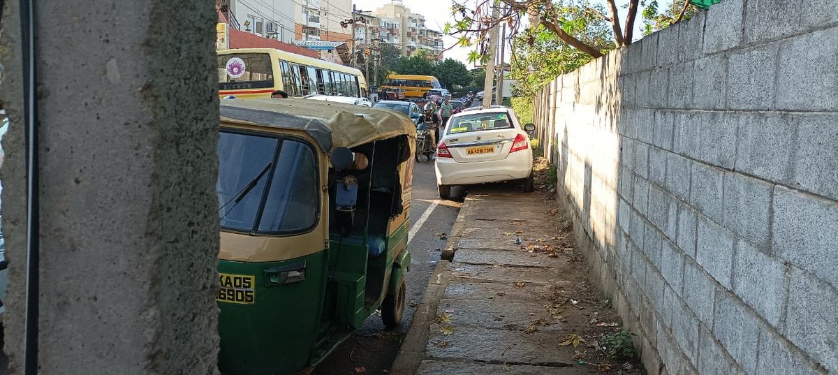 lalli_bv's tweet photo. @hsrltrafficps @hsrlayoutps
Citizens are forced to walk on road with no #SafeFootpath.
#FootpathBeku
Its a hospital and school zone.
https://t.co/B1x3pP16vu https://t.co/dFAjmChXzI