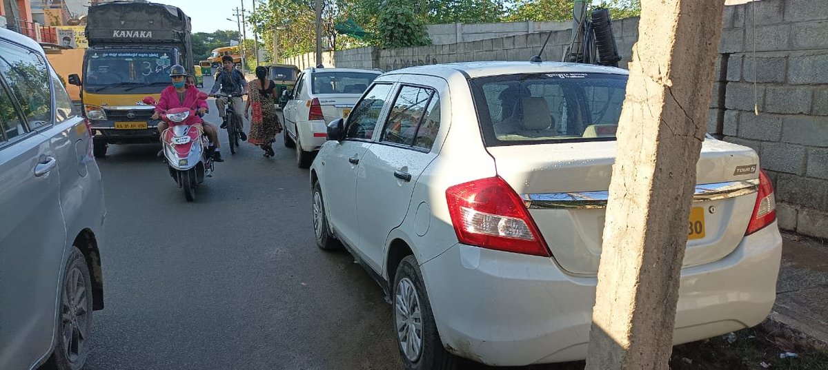 lalli_bv's tweet photo. @hsrltrafficps @hsrlayoutps
Citizens are forced to walk on road with no #SafeFootpath.
#FootpathBeku
Its a hospital and school zone.
https://t.co/B1x3pP16vu https://t.co/dFAjmChXzI