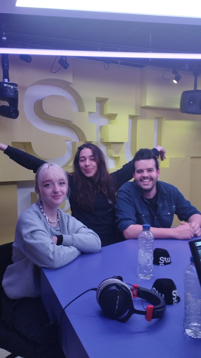 CAWGroep's tweet photo. Fier op collega Hans en jongere Yana die gisteren hun verhaal deden op Studio Brussel én op onze chatters die op hetzelfde moment tijd maakten om naar de verhalen van andere jongeren te luisteren.
#faqda
#mentaalwelzijn
@StudioBrussel @flowindey https://t.co/FVAxtgeP8J