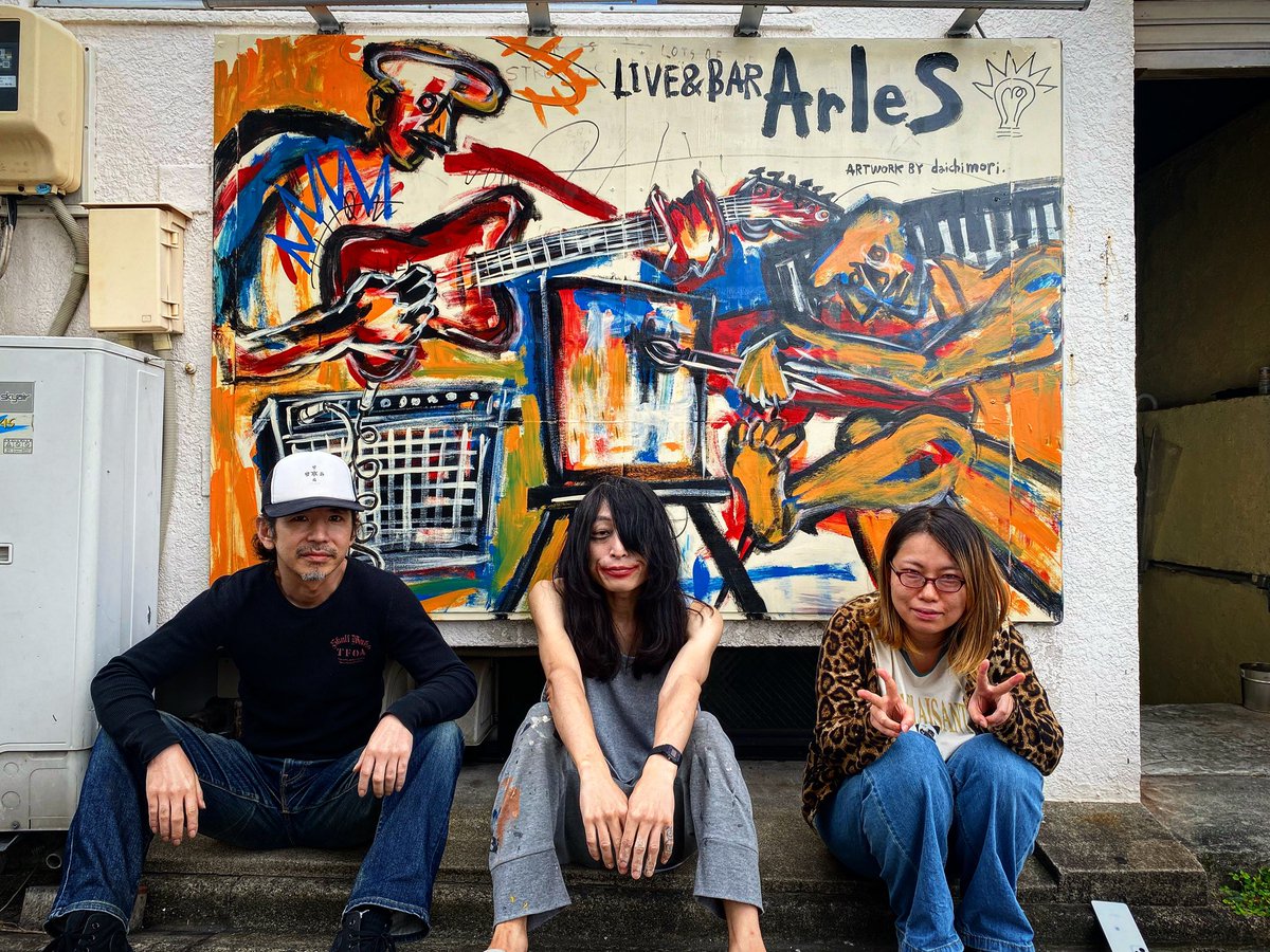 10/22オープン予定のLive&amp;BarArles <a href="/arlesminato/">LIVE&BARアルル</a> さんの看板制作をさせて頂きました‼️
サイズ約1.9×1.3m 制作約2時間半

店名のアルルの由来は、ゴッホが好きでゴッホが南仏アルルで作りたかった芸術共同体のようなものを作ってみたかったとの事で音楽やアートが溢れるイメージで描かせて頂きました✨