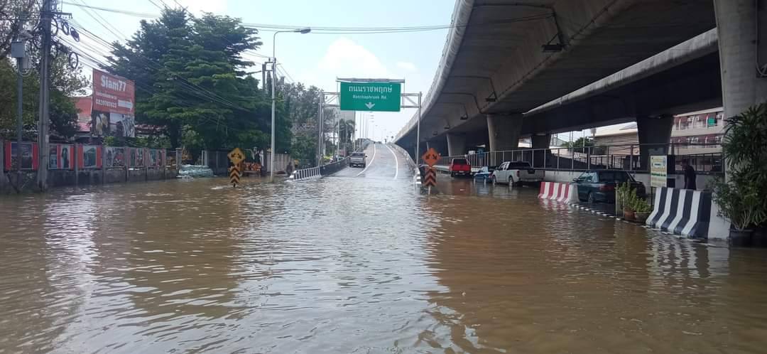 js100radio's tweet photo. #ปิดการจราจร เชิงทางขึ้น #สะพานพระราม5 ขาเข้าและออก ฝั่งแยกพระราม 5  #น้ำท่วม

Cr. RKU ส.ทล.ราชพฤกษ์210 https://t.co/juJwDR3rA2