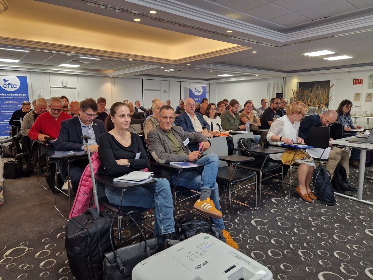SyndicatCFTC's tweet photo. Le Comité National se réunit porte de Versailles. L'occasion, pour les dirigeants de la #CFTC  d'échanger sur les sujets sociaux : #Salaires , partage de la valeur,  transition écologique et sur l'avenir des #retraites  
Une CFTC soucieuse de justice sociale. https://t.co/9zP3goFdfb