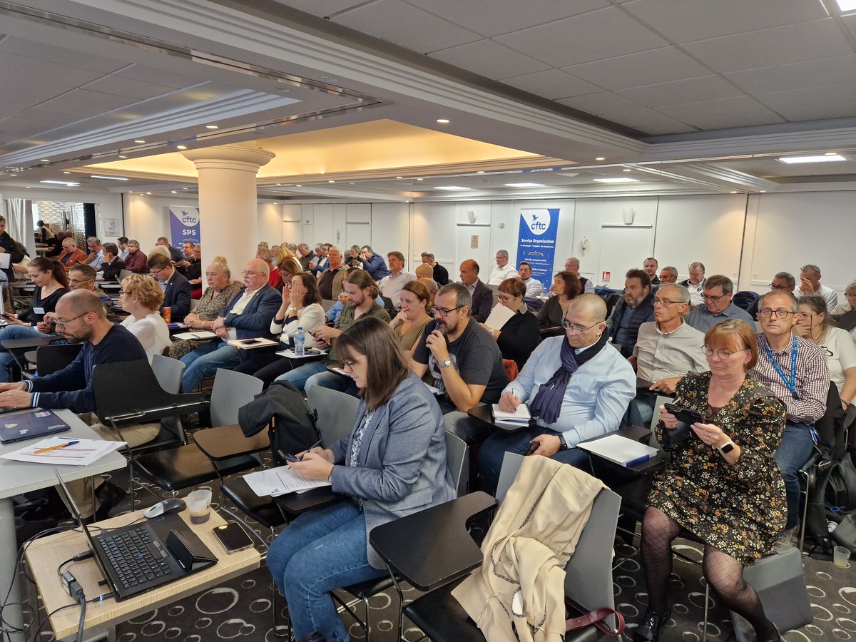 SyndicatCFTC's tweet photo. Le Comité National se réunit porte de Versailles. L'occasion, pour les dirigeants de la #CFTC  d'échanger sur les sujets sociaux : #Salaires , partage de la valeur,  transition écologique et sur l'avenir des #retraites  
Une CFTC soucieuse de justice sociale. https://t.co/9zP3goFdfb