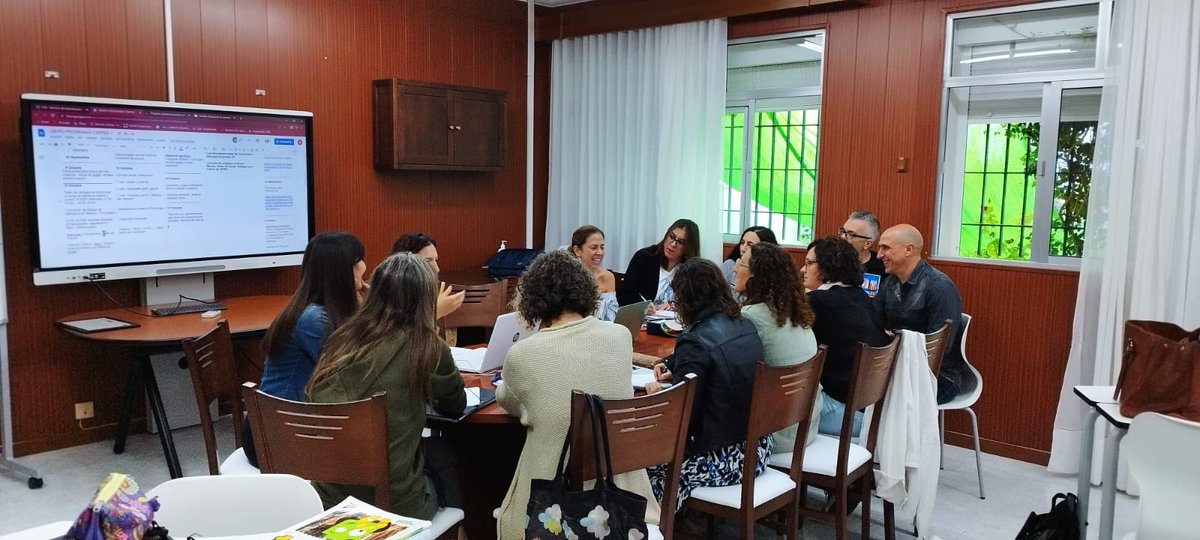 lidiatwit_5's tweet photo. @ieslosremedios Reuniones semanales de los distintas coordinaciones de Programas/Proyectos. Por una mejora constante del centro. #ieslosremedios #biblioteca #innovación #bilingüe #tde #emprende #calidad #dfeie #convivencia #innicia #equipodirectivo https://t.co/JT3NKQRP2z