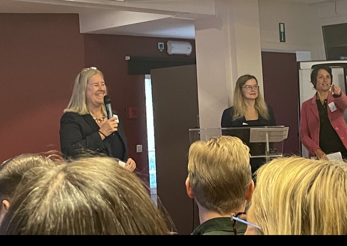 EDBallinasloe's tweet image. Delighted to be at the #LearningCorner #Cúinnenafoghlama testing panel looking at support materials for teachers and students who want to learn more about the #EU #EYY2022 🇮🇪🇪🇺

@eurireland @EurodeskIreland 
@EPIreland_Edu @Aniieta @portumnacommsch @PresHeadford