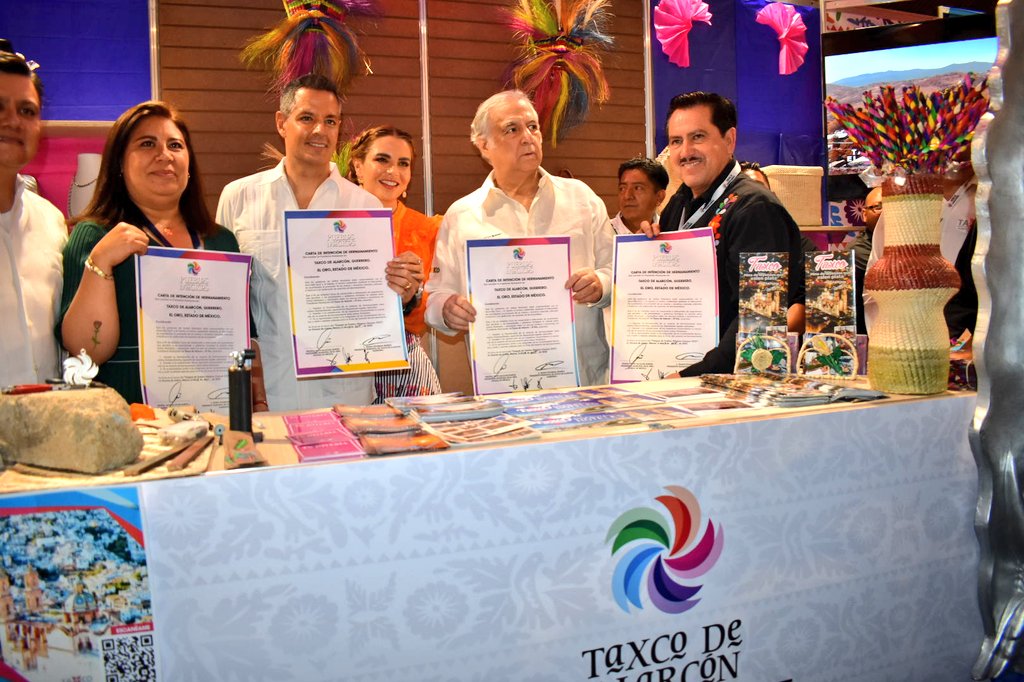 NexosTuristicos's tweet photo. Durante el #TianguisDePueblosMagicos2022 se llevó a cabo la firma de la Carta de Intención de Hermanamiento entre los #PueblosMagicos de #TaxcoDeAlarcon Guerrero y #ElOro Edomex, teniendo como testigos de honor a @TorrucoTurismo @SECTUR_mx @alejandromurat @GobOax @CarlosGleFlores https://t.co/EuhHvn0cV2