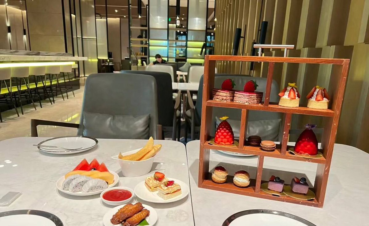 SCASC06832061's tweet photo. 来个下午茶☕️甜点🍰
约着姐妹们一起喝喝茶，聊聊八卦  蛮好的😙 https://t.co/4iEzozt5Jx