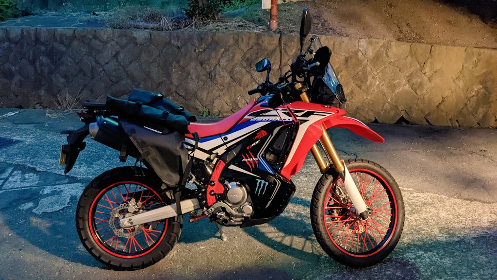 MASA_BHB's tweet photo. 真っ赤なオフ車は緑が映える。

#バイクの真横を載せて5RT来たら強者

 #CRF250RALLY
 #バイク乗りと繋がりたい 
 #バイク好きな人と繋がりたい 
 #ファッションオフローダー https://t.co/Y5VZIJ4DU0