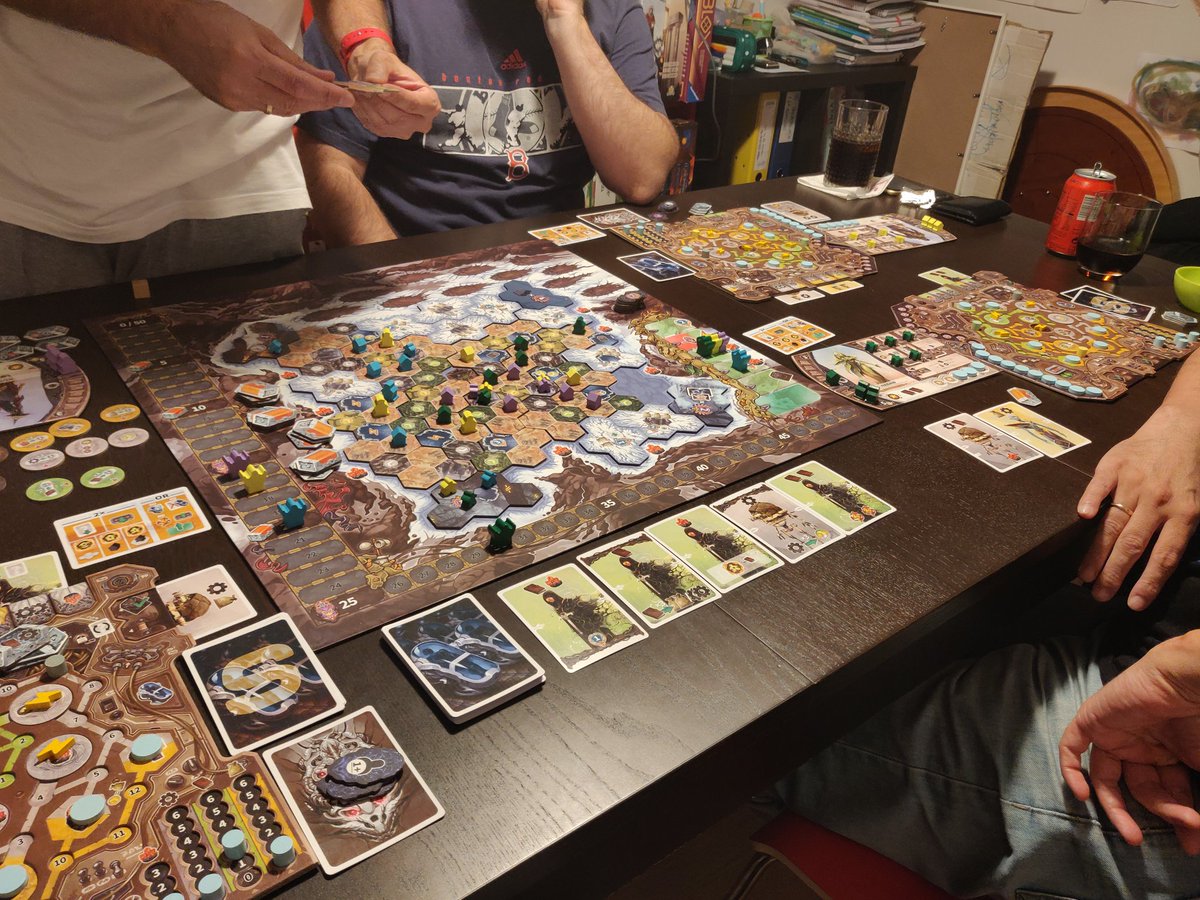 Jugado #Revive en 2022-10-12 con 4 jugadores. Pues despues de 3 partidas y con las reglas bien, esto es un juegazo. Justo lo q esperaba. Gestion brutal de tu tablero, muchos combos, carrera por losetas de PV, tension... 👍👍👍