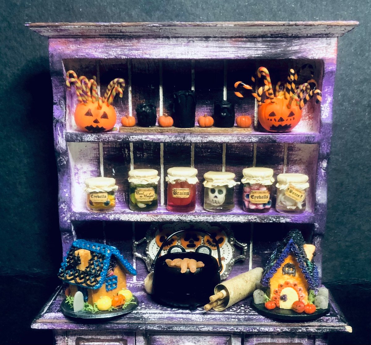 DollhouseK's tweet photo. Polymer Clay https://t.co/NbWtACNvto #halloween #scaleoneinch #dollhouseminiatures #halloweenminis #handmadeintheuk #magicpotions #spellswizards #miniaturelaboratory #skullbats https://t.co/wIroUEtCvK