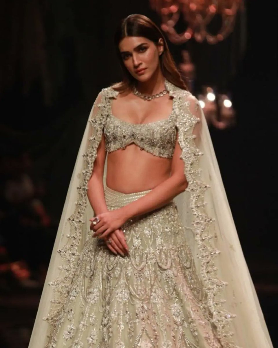 Stunning! ❤️🌟

#KritiSanon turned showstopper for #ShantanuAndNikhil at the  #FDCIxLakméFashionWeek