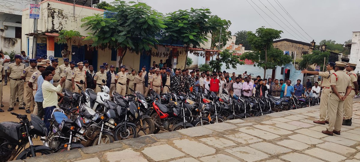 SPNARAYANPET's tweet photo. #CommunityContact program was organized under the directions of Sri. K. Satyanarayana SDPO Narayanpet in Metla Geri in Maddur mandal . 26 two-wheelers without proper documents were seized their vehicles will be returned after seeing the correct documents regarding the vehicles. https://t.co/jQ5vcQyk7Y