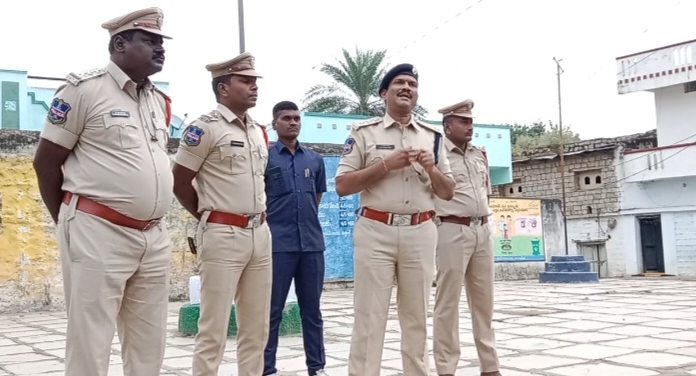 SPNARAYANPET's tweet photo. #CommunityContact program was organized under the directions of Sri. K. Satyanarayana SDPO Narayanpet in Metla Geri in Maddur mandal . 26 two-wheelers without proper documents were seized their vehicles will be returned after seeing the correct documents regarding the vehicles. https://t.co/jQ5vcQyk7Y