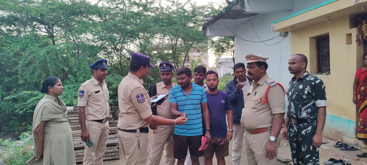 SPNARAYANPET's tweet photo. #CommunityContact program was organized under the directions of Sri. K. Satyanarayana SDPO Narayanpet in Metla Geri in Maddur mandal . 26 two-wheelers without proper documents were seized their vehicles will be returned after seeing the correct documents regarding the vehicles. https://t.co/jQ5vcQyk7Y