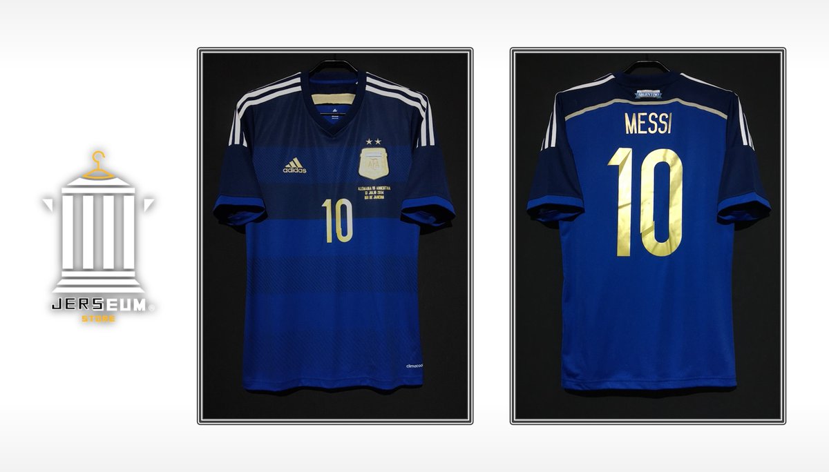 jerseumX's tweet image. 【2014】 / Argentina（A） / No.10 MESSI

アルゼンチン代表のリオネル・メッシ選手。
惜しくも世界一まであと一歩のところで涙を呑んだWC2014決勝戦のマッチ･デー入り。

詳細は⇩
soccer.jerseumstore.com/items/67924363

#AFA #WorldCup2014 
#サッカー #アルゼンチン代表
