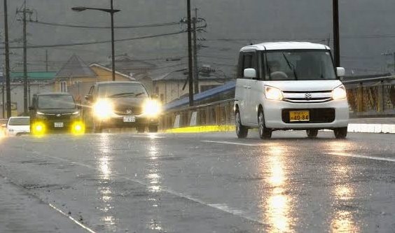 talking_car's tweet photo. 雨天時にライト点灯して運転してる人はだいたい運転が上手い（偏見） https://t.co/2RmECvSxO0