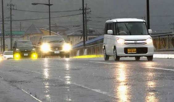 雨天時にライト点灯している人は、だいたい運転が上手い＆気遣いができる。