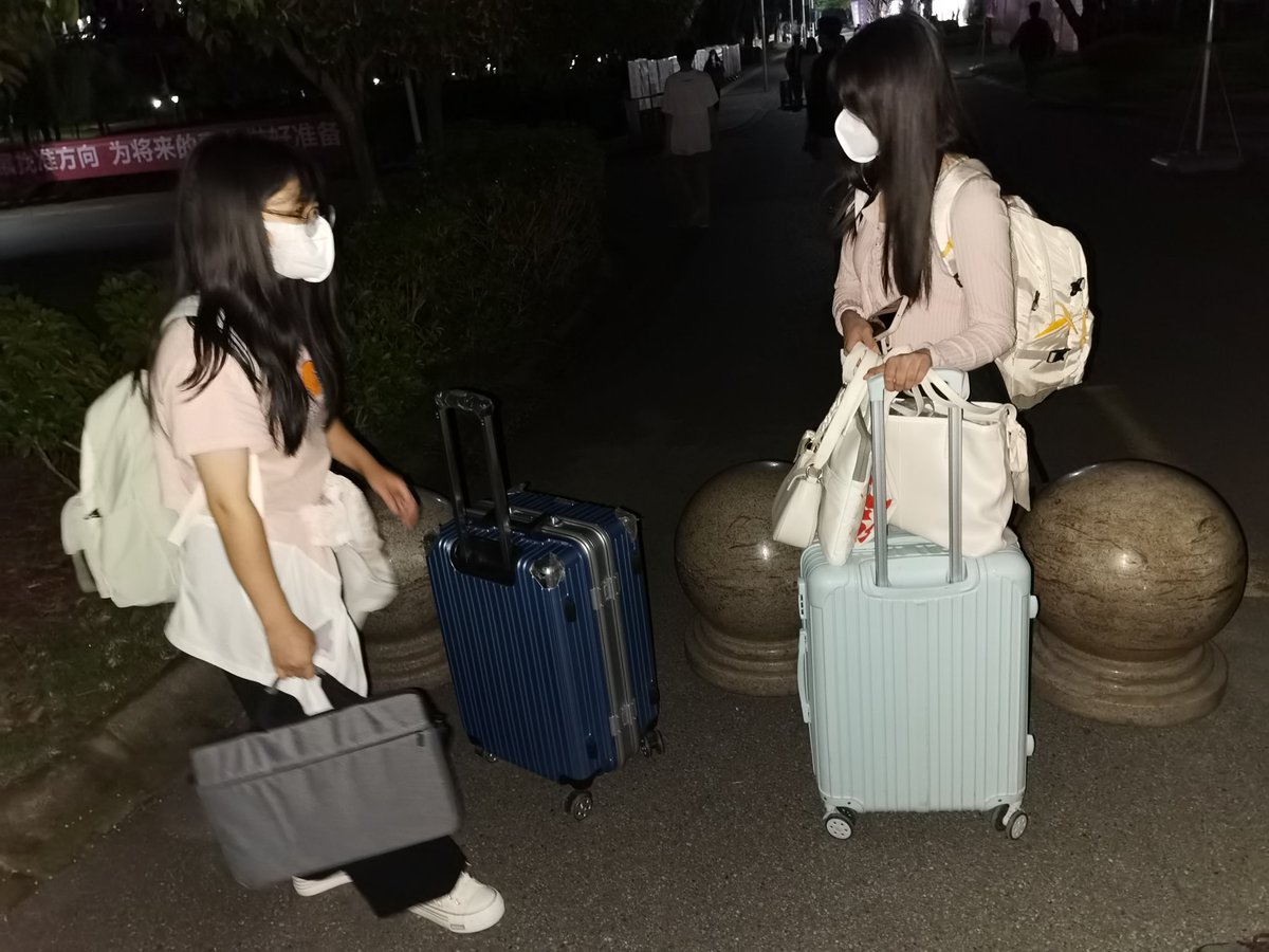 link8675's tweet photo. 更新了更新了，全部都是大一妹妹的原味，借着帮她们运行李的名义，悄悄的把他们的内衣内裤一网打尽，也不知道这些涉世未深的小妹妹们回到寝室发现自己的内衣全没了是一种什么体验？#原味 #原味內衣褲 #原味卖家 #原味胖次 #原味��衣裤 #内衣 #女大学生 #女生寝室 #女生宿舍 #开学 https://t.co/1PB06Pal83