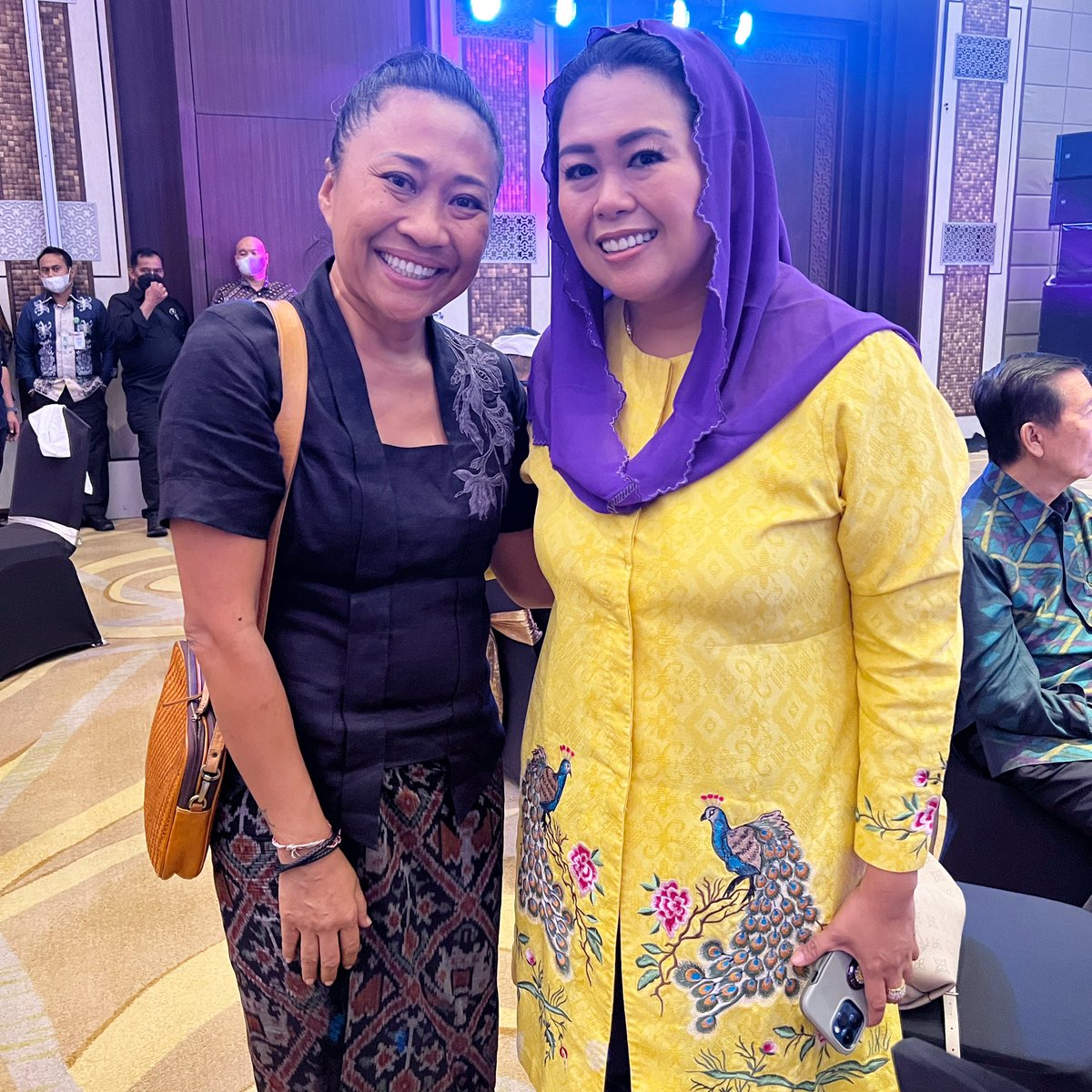 niluhdjelantik's tweet photo. Selamat Hari Kamis dari kami berdua ❤️🙏 https://t.co/WbIlSutsQC