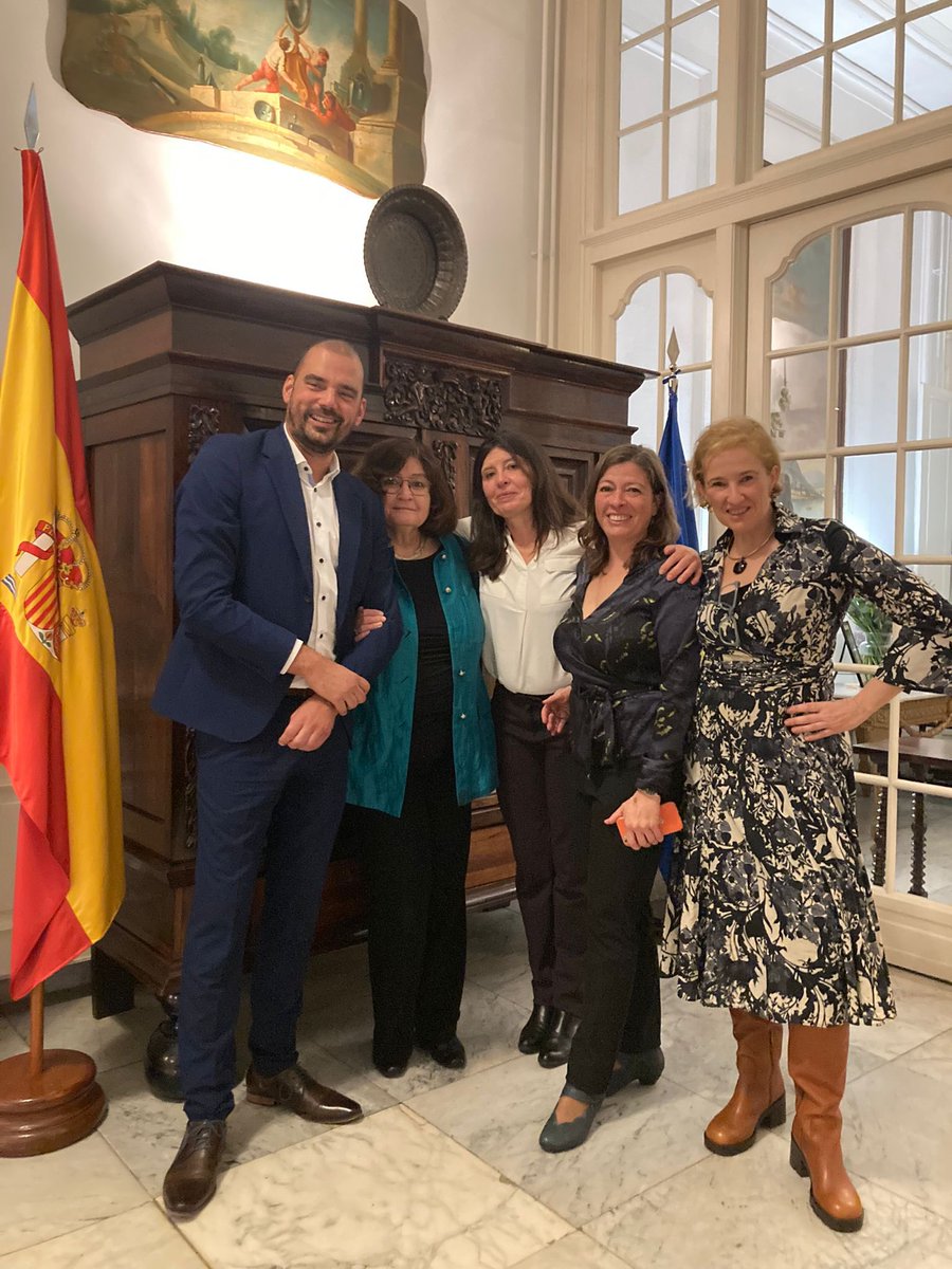 MBruquetas's tweet photo. El @CREPaisesBajos asistió a la recepción de la @EmbPaisesBajos del 11 de octubre. Una gran ocasión para contactar con agentes sociales e institucionales relevantes para la comunidad española en Países Bajos. https://t.co/5qdv4nRXHS