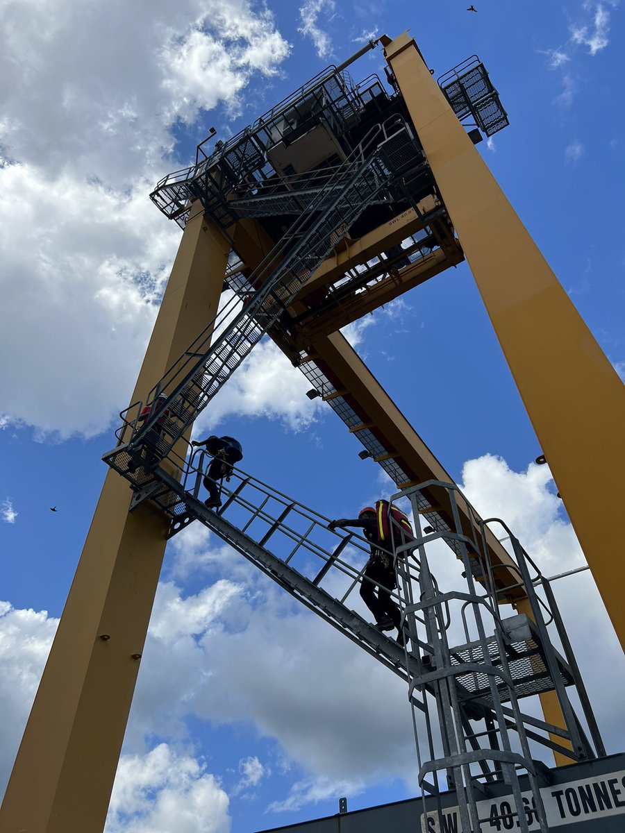 sdis976's tweet photo. 🚒 Exercice en cours au port de LONGONI. Simulation d’un secours pour malaise cardiaque dans la cabine de pilotage d’un pont de déchargement de containers ! 🛑 intervention de l’équipe spécialisée en milieux périlleux. Avec le #sdis73 https://t.co/1UaF4RujOJ