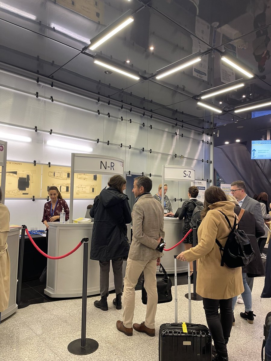 UNmissionlocale's tweet photo. [Rencontres Nationales] 𝗝𝗢𝗨𝗥-𝗝 🥳
Accueillis par l'équipe de l'UNML, ils et elles sont plus de 800 à venir des quatre coins de la France et d'Outre-Mer 🌏 pour les Rencontres Nationales des #MissionsLocales !

@villedetours @rcvaldeloire #40ML https://t.co/MqDqCJkS3T