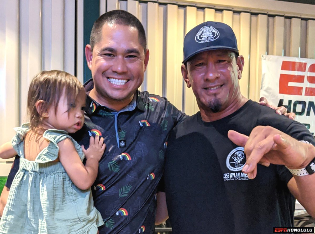 ESPNHonolulu's tweet photo. What a fun night at Ruby Tuesday for Call the Coach! Let's go 'Bows!

#callthecoach #hawaiifb #gobows #rubytuesday #braddahhood https://t.co/S75rkII3bv