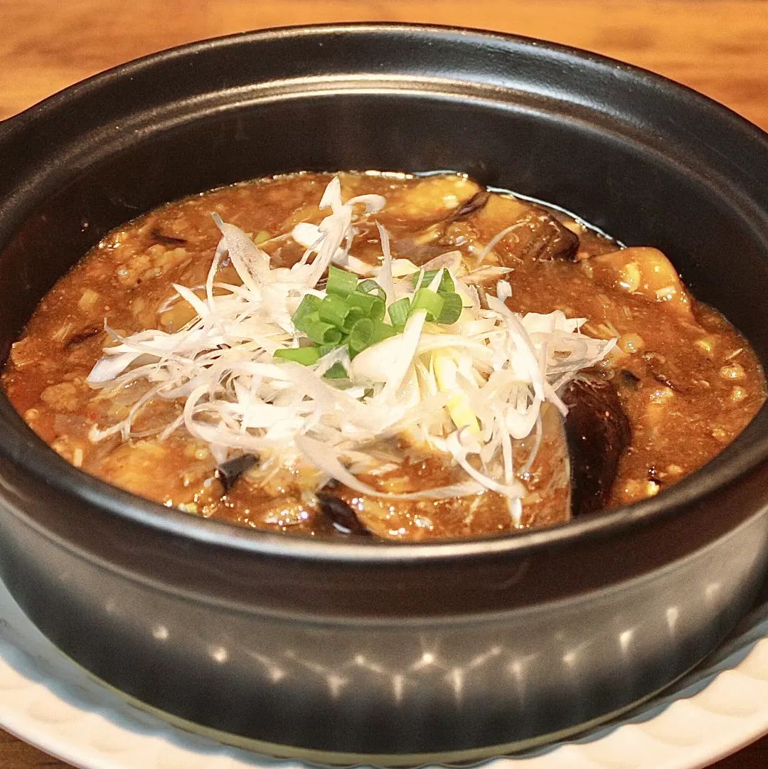 ChucaSyan's tweet photo. 秋季限定メニュー「麻婆茄子」。
四川の代表的な家庭料理。油通しした秋ナスがジューシーで美味しいですよ！
引き続き各種テイクアウト承り中。
#麻婆茄子
#秋ナスを楽しむ
#新発田
#中華酒菜香 #香 #新発田居酒屋 #新発田中華 #新発田グルメ #新発田駅近 #麻婆豆腐 #陳さん #担々麵 #極上天然塩炒め https://t.co/fPeNqLcWqP