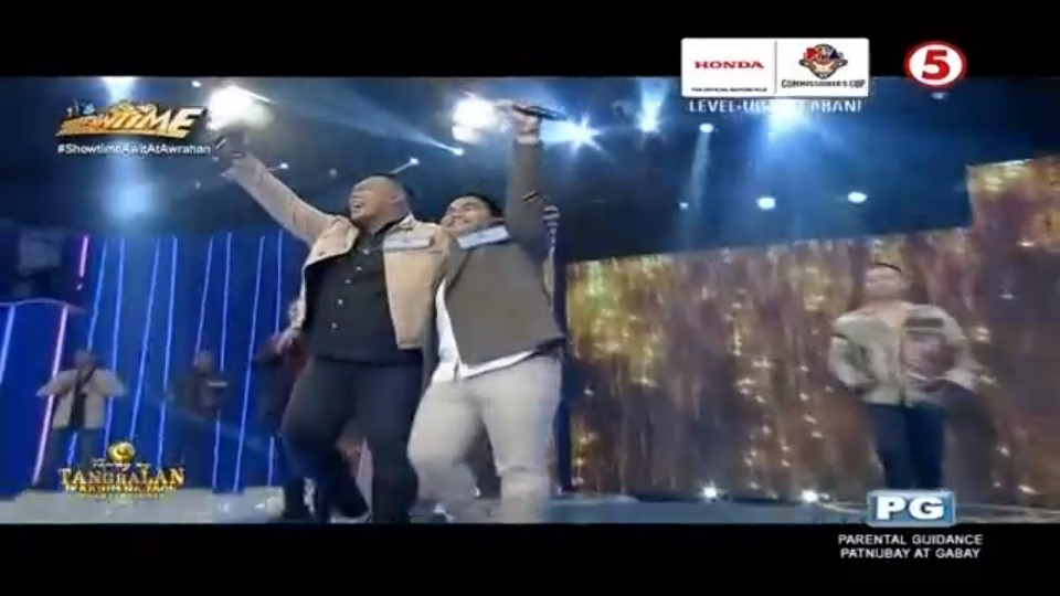 TV5manila's tweet photo. It's a tie! Pareho babalik sina Eich at Kevin bukas para sa next round ng kompetisyon ng TNT Quarter Finals. 

#ItsShowtimeTV5 
#LunchtimeSayaTV5
#IBAngSayaPagSamaSama
#ShowtimeAwitAtAwrahan https://t.co/c1NRobziXD
