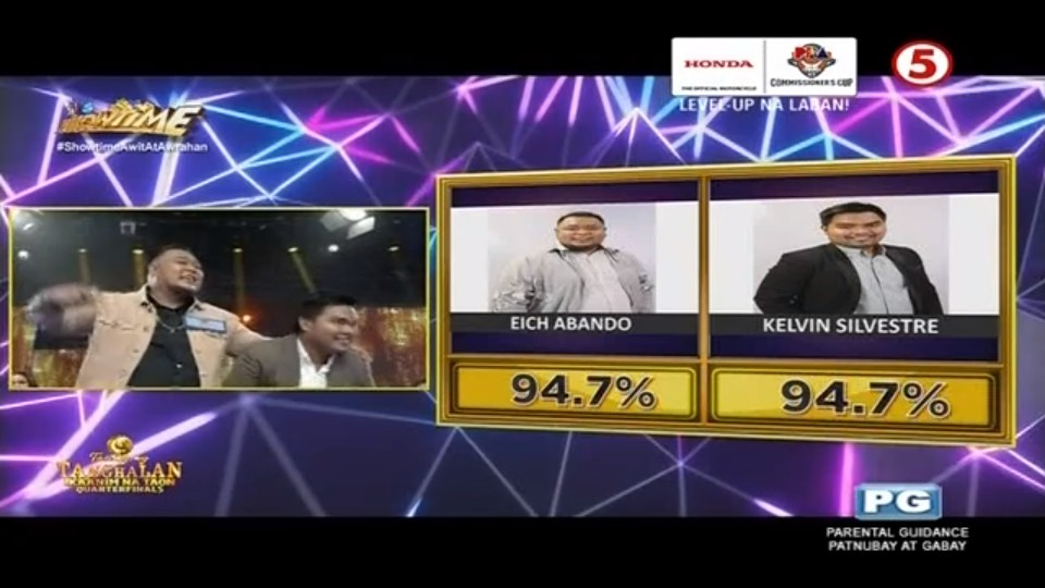 TV5manila's tweet photo. It's a tie! Pareho babalik sina Eich at Kevin bukas para sa next round ng kompetisyon ng TNT Quarter Finals. 

#ItsShowtimeTV5 
#LunchtimeSayaTV5
#IBAngSayaPagSamaSama
#ShowtimeAwitAtAwrahan https://t.co/c1NRobziXD