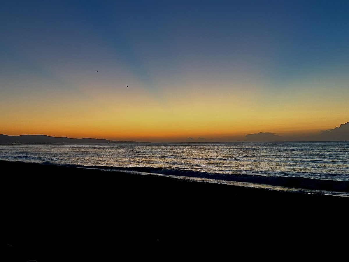 FernandoMarco12's tweet photo. Secuencia del amanecer de hoy en San Pedro de Alcantara, Marbella @tiempobrasero https://t.co/dFcuO7RxfY