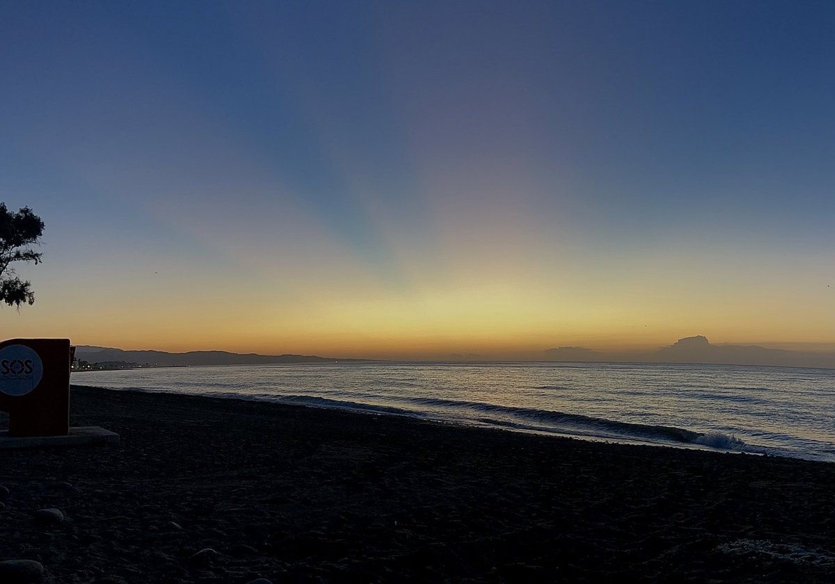 FernandoMarco12's tweet photo. Secuencia del amanecer de hoy en San Pedro de Alcantara, Marbella @tiempobrasero https://t.co/dFcuO7RxfY