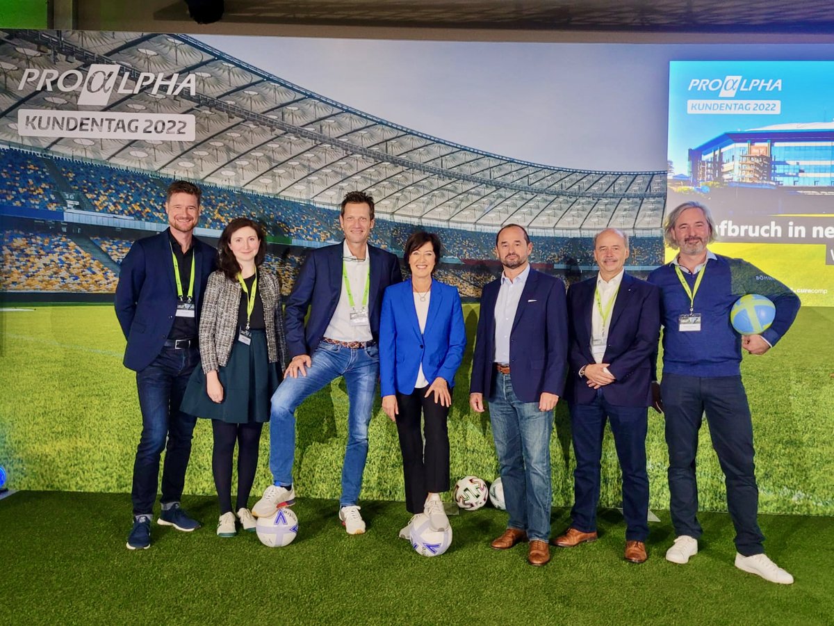 proALPHA's tweet photo. Kurz vor Anpfiff: Unsere Aufstellung steht! proALPHA Kundentag als Heimspiel in der Veltins-Arena Auf Schalke – gleich geht's los 🎉
#proalpha #kundentag2022 #gelsenkirchen #letsgo https://t.co/zhHlBMxjPT