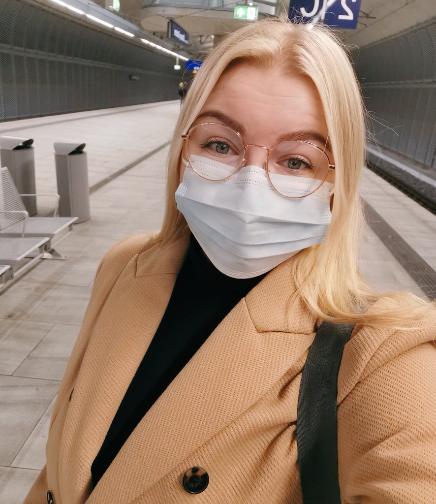 papierkaetzchen's tweet photo. Academia fashion game is strong heute 😏❤️ #erstertag #skandinavistik https://t.co/rGD2BQ5F0z