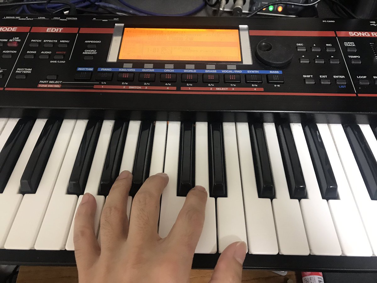 tokunohdaisuke's tweet photo. もう15年物のキーボードの液晶、2年くらい前からちゃんと映らなかったのに、どういう訳か、ここ数ヶ月ちゃんと動いてるから不思議!このまま続けばいいんだけど、なんかの弾みでまたまた画面乱れるだろうなあ…
#junoG https://t.co/2wMTHVsKv6