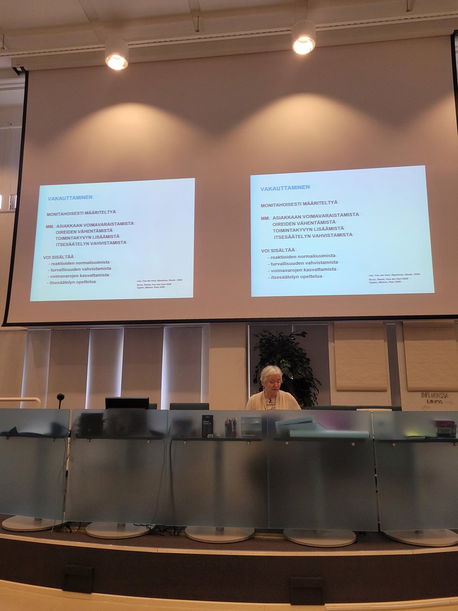 Järjestimme yhdessä <a href="/IUsokri/">Itä-Uudenmaan sosiaali- ja kriisipäivystys</a> , <a href="/KeuSokri/">Keski-Uudenmaan sosiaali- ja kriisipäivystys</a> , <a href="/sokripaivystys/">LU-sokripäivystys</a> ja <a href="/helsinginsote/">Sosiaali- ja terveyspalvelut Helsinki</a> sosiaali- ja kriisipäivystyksen kanssa kaksipäiväiset koulutuspäivät työntekijöille. Tänään saamme kuulla Eija Palosaarta otsikolla "Vakauttavat menetelmät akuutissa kriisityössä". #kriisityö