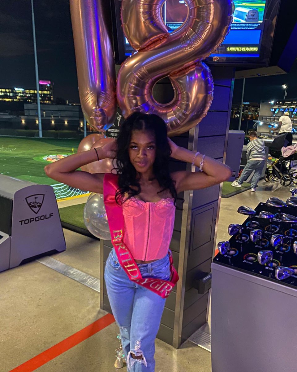 ice_nya02's tweet photo. a day late but still #legal #LibraSzn #offically18 #wednesdayswewearpink https://t.co/Rc1ByaTmqn