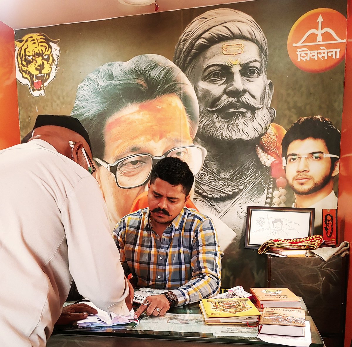 AdvPankajGore's tweet photo. धुळे-: प्रश्न तुमचे उत्तर शिवसेना....🚩🔥🏹🐅 (शिवसेना कार्यालय भगवा चौक धुळे)
#उद्धवबाळासाहेबठाकरे #UddhavThackeray #Shivsena #शिवसेना #AadityaThackeray #aapledhule #AdvPankajGore #PG #dhule (1/2) https://t.co/HRILhtpvji