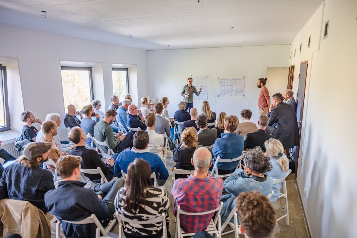 _respace's tweet photo. 1 voor allen, allen voor 1: vorige week waren we bij het Grote @GideonsTribe Event, waar koplopers plannen maakten voor de 1,5° samenleving met 80% minder CO2 uitstoot. Tijd voor een energie, sociale en materialen transitie met o.a. hergebruik van gebouwen. Handen uit de mouwen! https://t.co/9spIiVRxb6