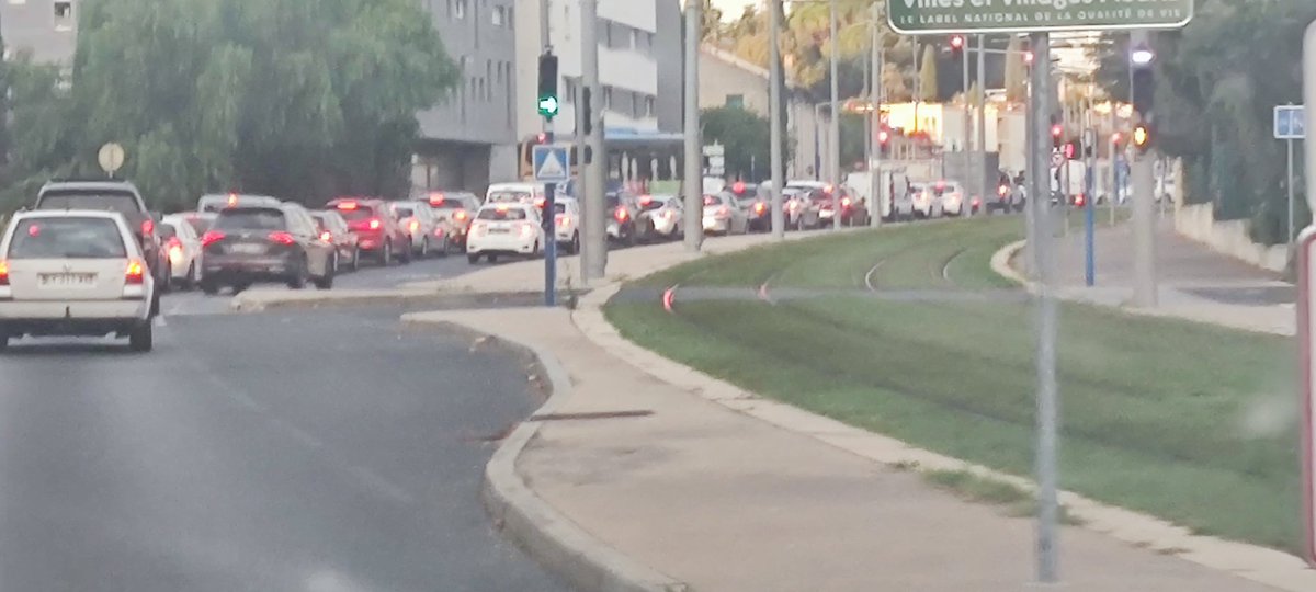 Sinclar34's tweet photo. Grands chantiers mobilité de #JulieFreche sur #Pompignane !
Chutes de vélo et trottinette assurés sur parpaings accidentogènes ! @VelociteMtp @Un_e_DesDeux
Tout est bloqué de 8h à 9h sauf "véhicules d'astreinte" de @Montpellier3mdr @_georgesfreche @AttikaLeana @ptitrapporteur3 https://t.co/nyrxgi7Kbu