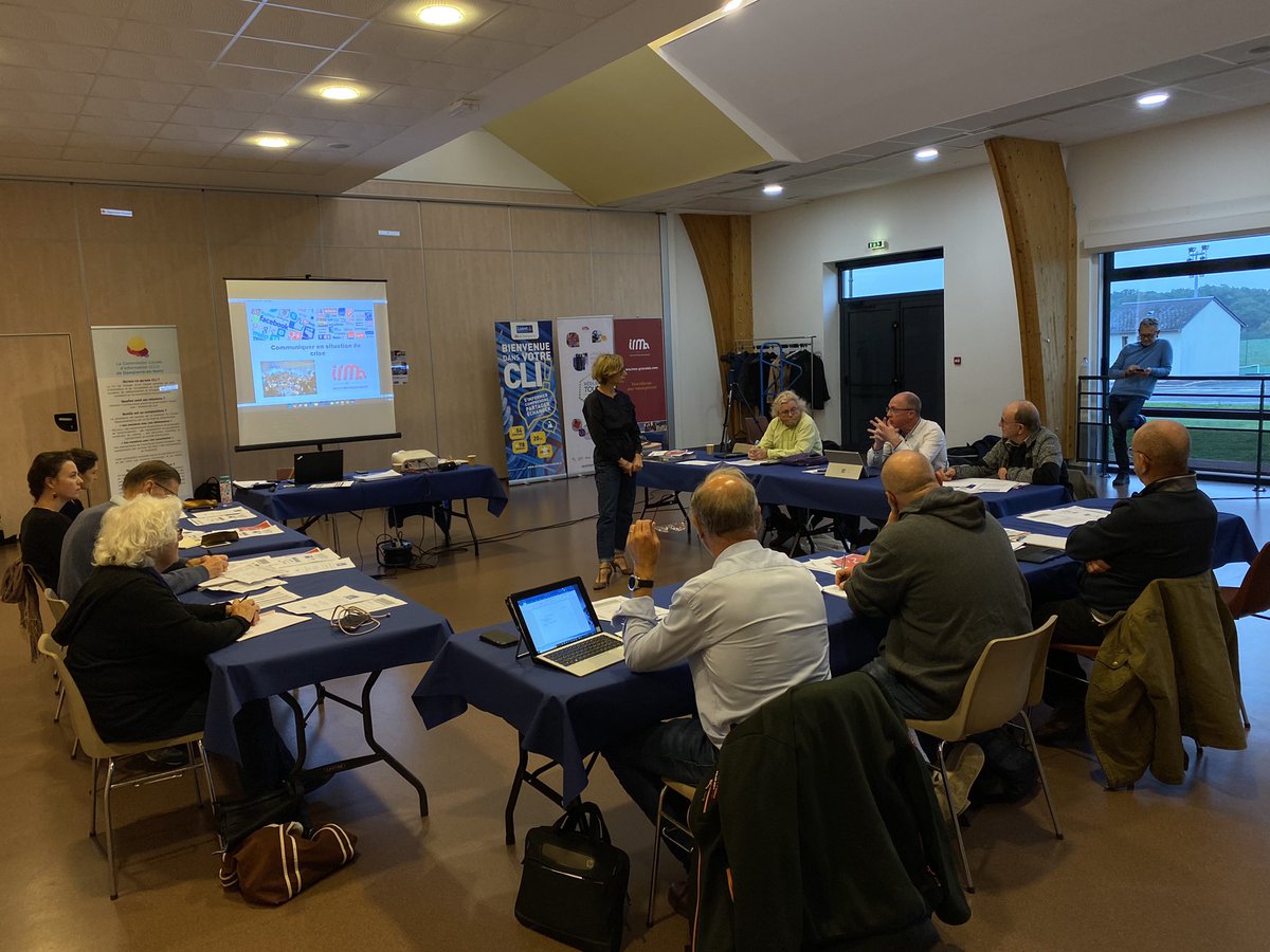 MatLavole's tweet photo. Le #ResilienceTour continue aujourd’hui avec notre caméraman Phase-B pour une #formation #médiatraining à destination de la #CLI du @leloiret @AFPCNT_risques #AyonsLesBonsReflexes @Ecologie_Gouv @SmaclAssurances @Prevention_MAIF @RisquesMajeurs  @anccli https://t.co/xMnfUn77Lo
